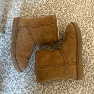 UGG BOOTS SIZE 5 KIDS, EURO SIZE 37! GREAT CONDITION